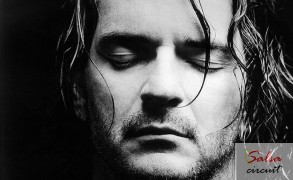 Ricardo Arjona shows his simple side with “lo poco que tengo”