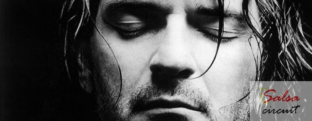 Ricardo Arjona shows his simple side with “lo poco que tengo”