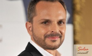 Miguel Bose sings to freedom